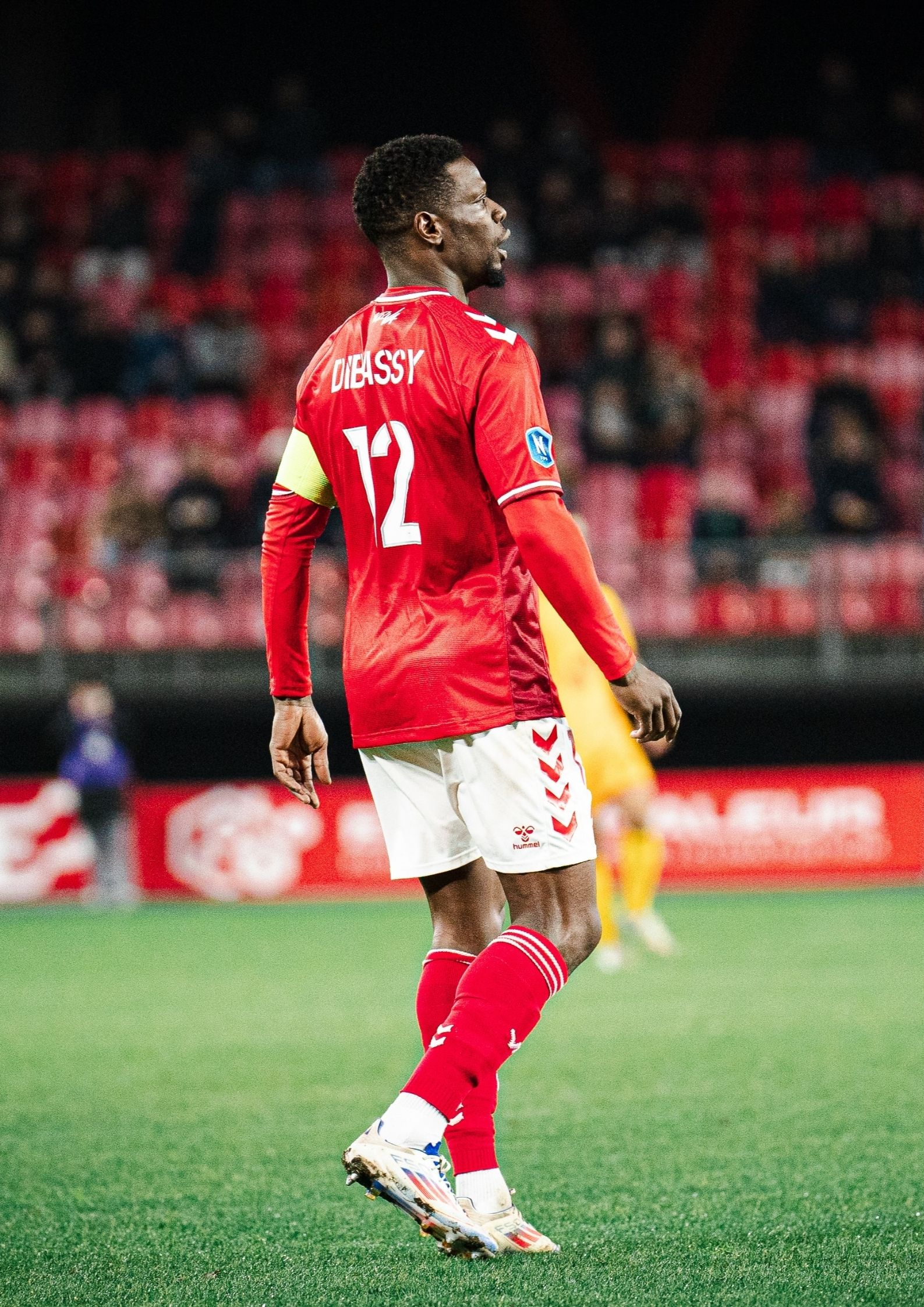 Bakaye Dibassy sur un terrain de football