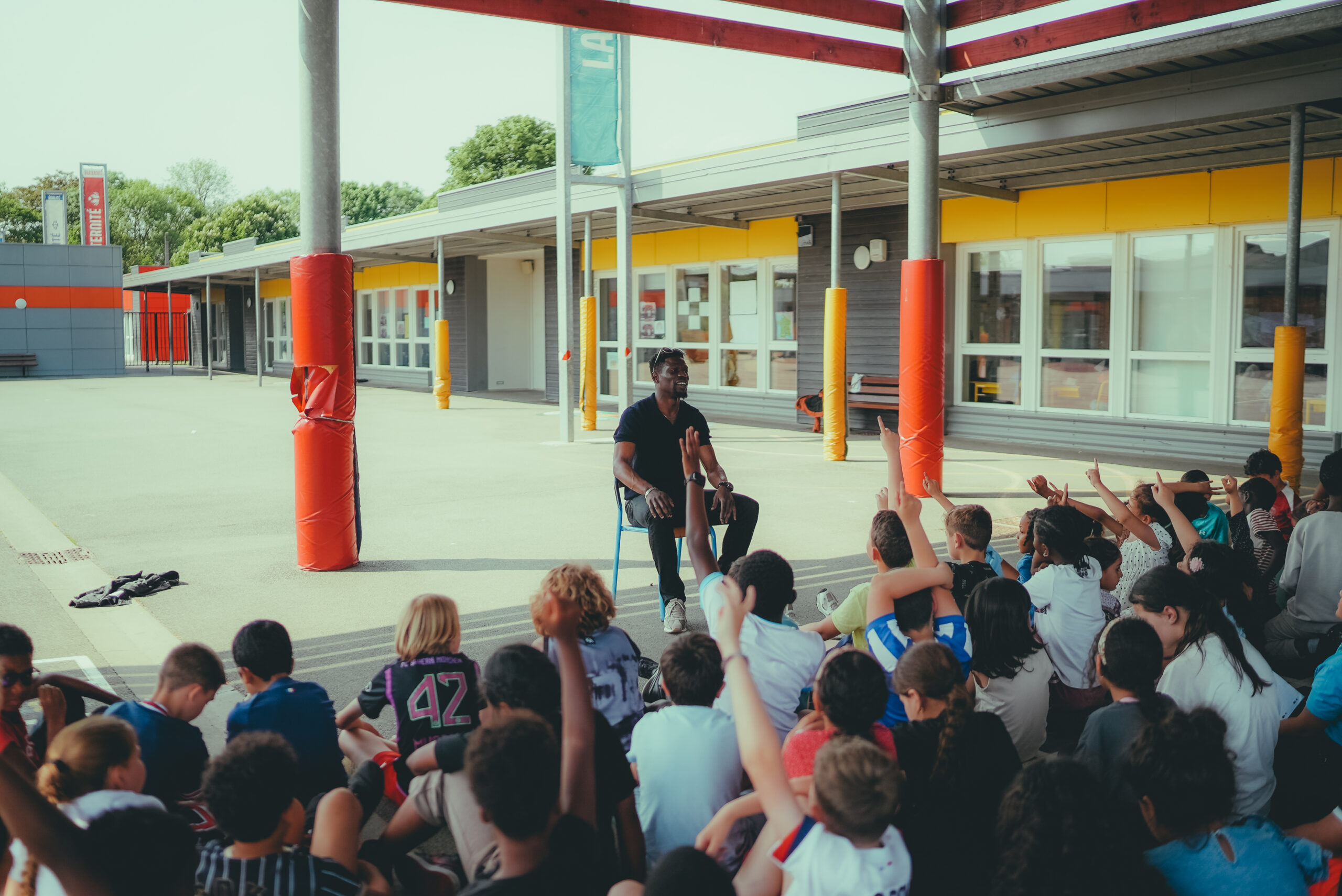 Bakaye Dibassy lors d'une rencontre avec des enfants