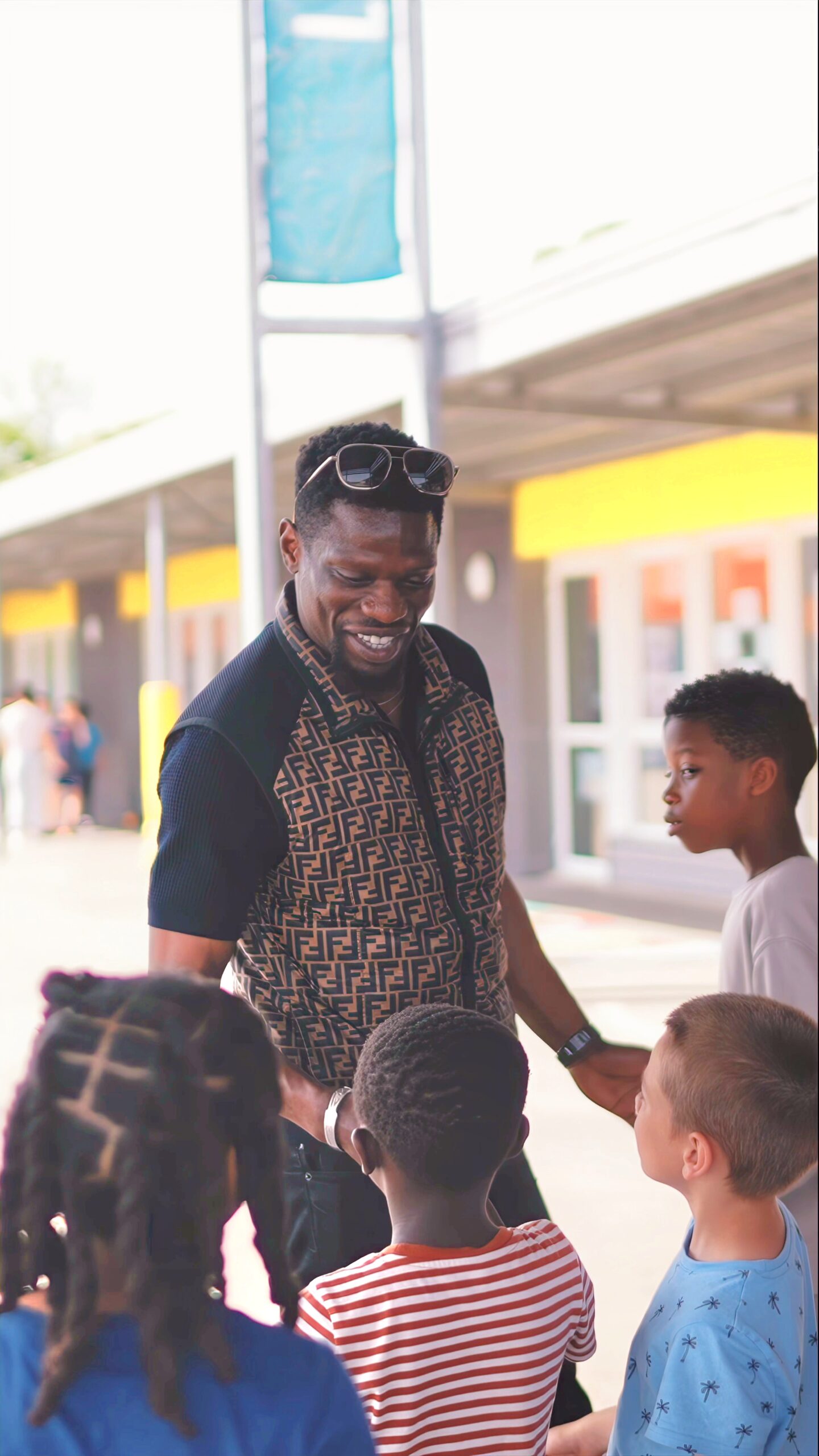 Bakaye Dibassy pendant une rencontre avec des enfants